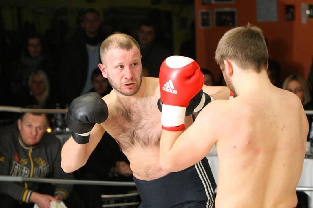 Barmenas atsilaikė: bokso ringe jo nepatiesė trys varžovai