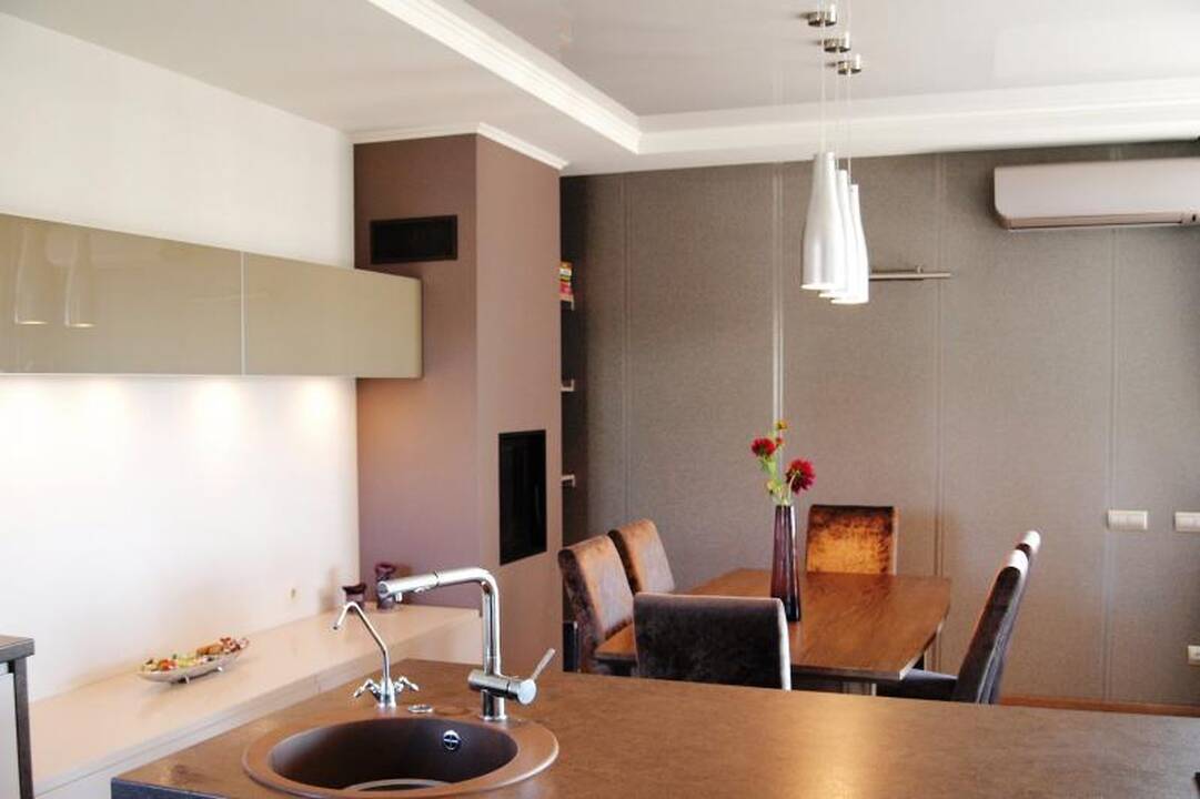 Šiltam kotedžui – vėsių tonų terapija   