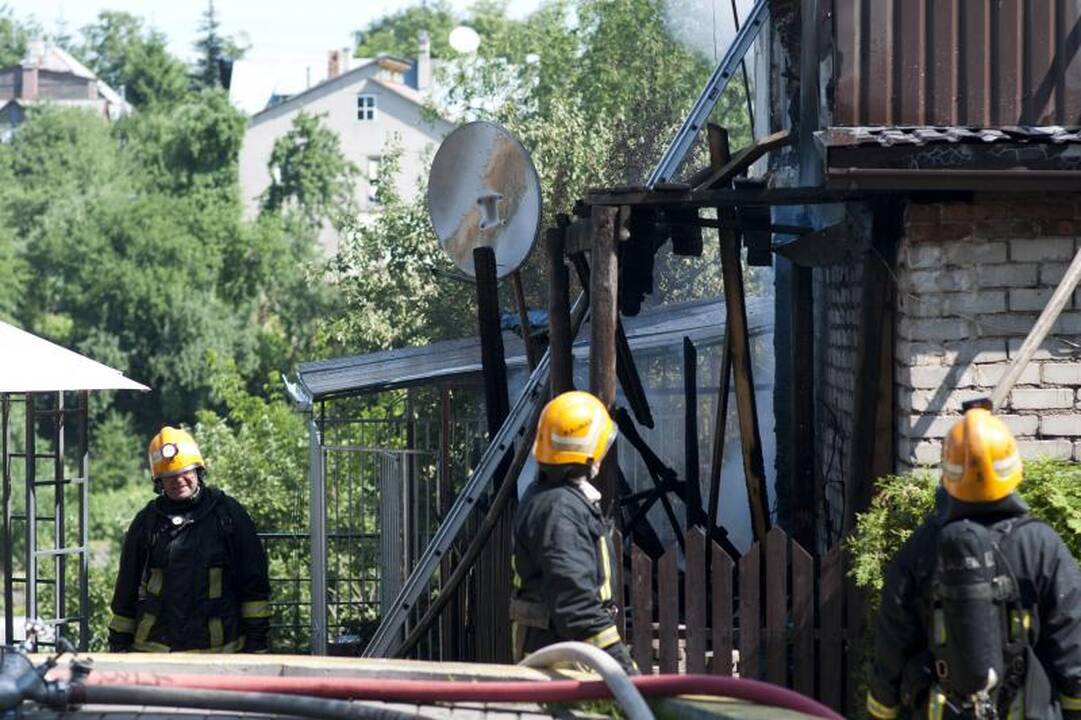 Žaliakalnyje liepsnojo medinis gyvenamasis namas (papildyta)
