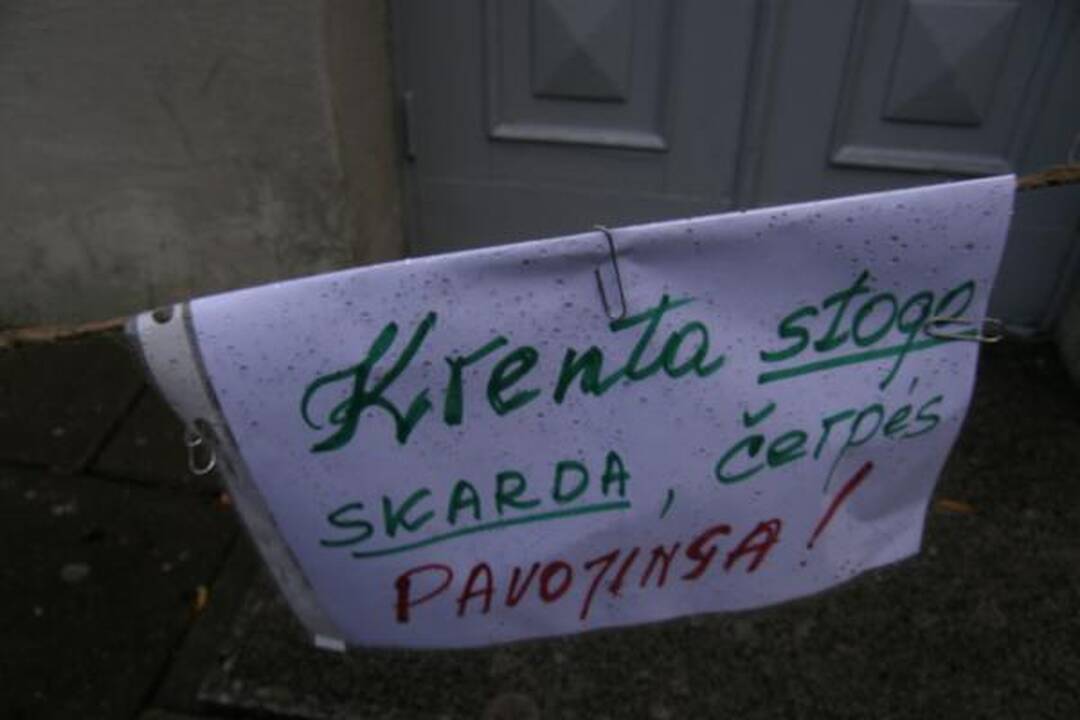 Audra Klaipėdoje nuplėšė mokyklos stogą