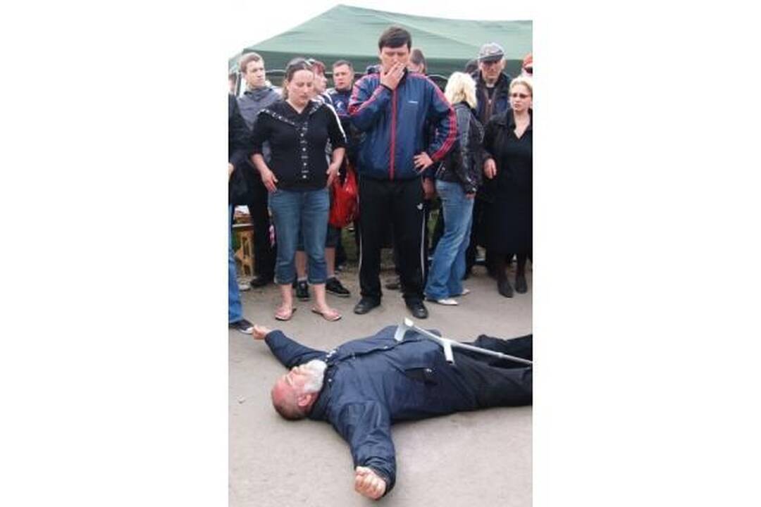 Net ir po teismo sprendimo protestuotojai liks prie Venckų namų 