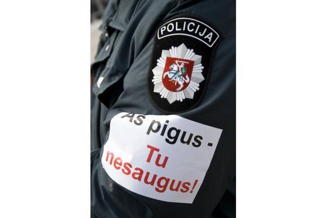 Prie valdžios įstaigų protestuoja pareigūnai (papildyta 15.10 val.)