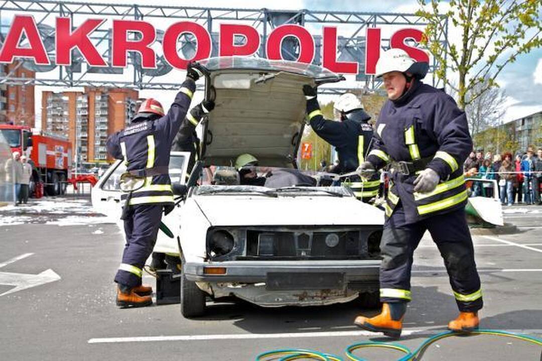 Ugniagesiai iš suknežinto automobilio „laisvino“ Deivį