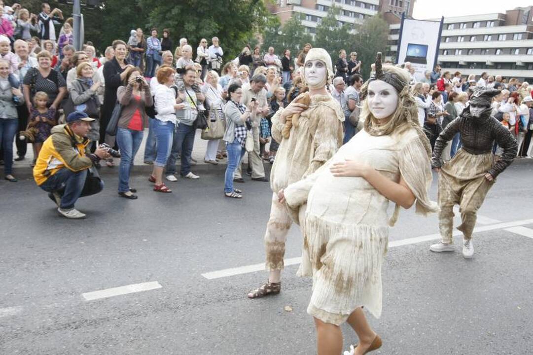 Klaipėdiečius džiugino burlaivių įgulų eisena (renginių programa)
