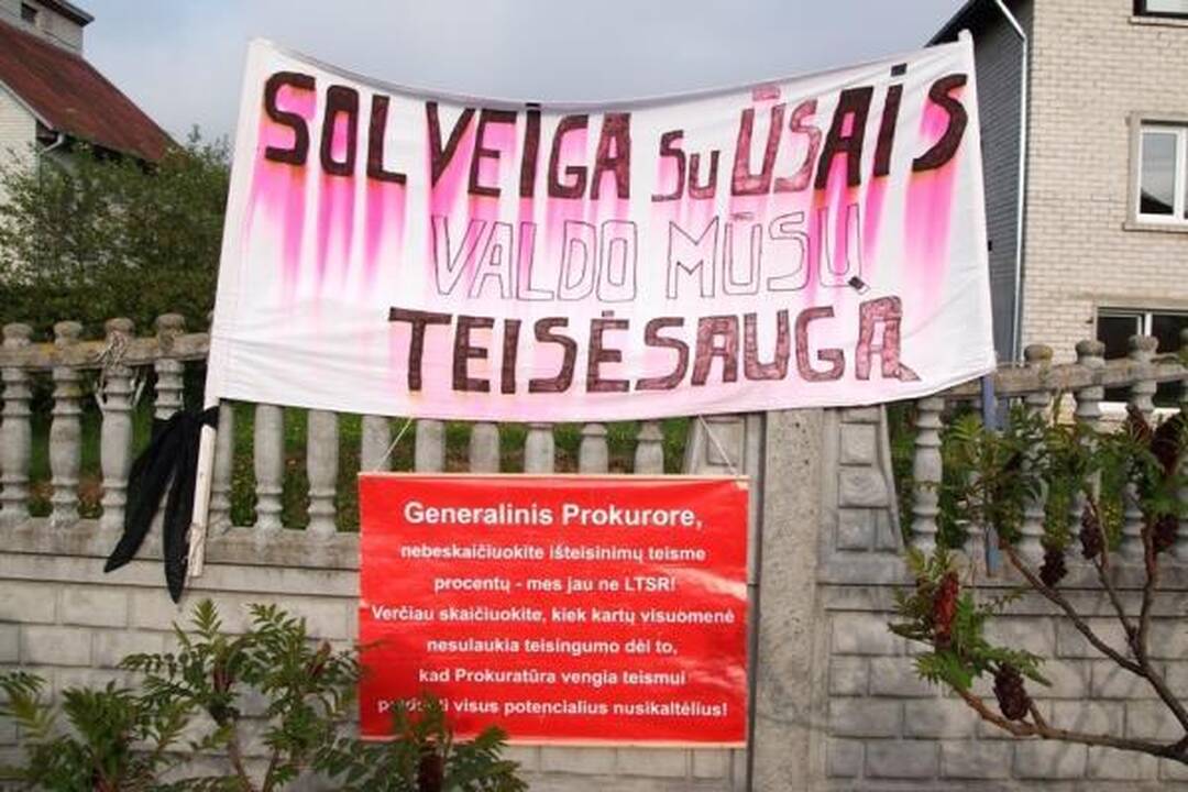 Net ir po teismo sprendimo protestuotojai liks prie Venckų namų 