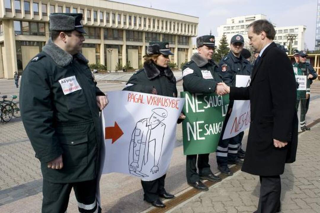 Prie valdžios įstaigų protestuoja pareigūnai (papildyta 15.10 val.)