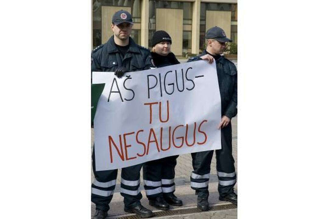 Prie valdžios įstaigų protestuoja pareigūnai (papildyta 15.10 val.)