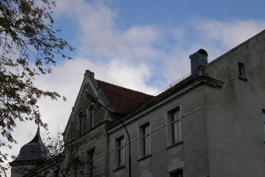 Audra Klaipėdoje nuplėšė mokyklos stogą