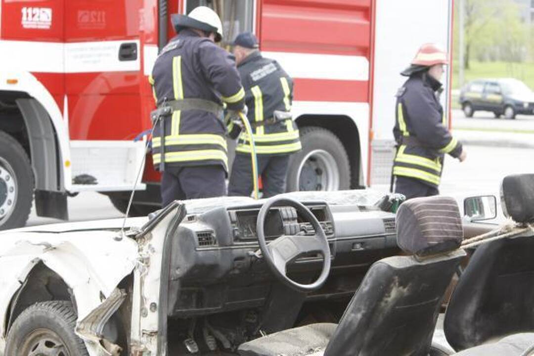 Ugniagesiai iš suknežinto automobilio „laisvino“ Deivį