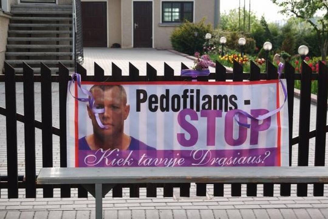 Net ir po teismo sprendimo protestuotojai liks prie Venckų namų 