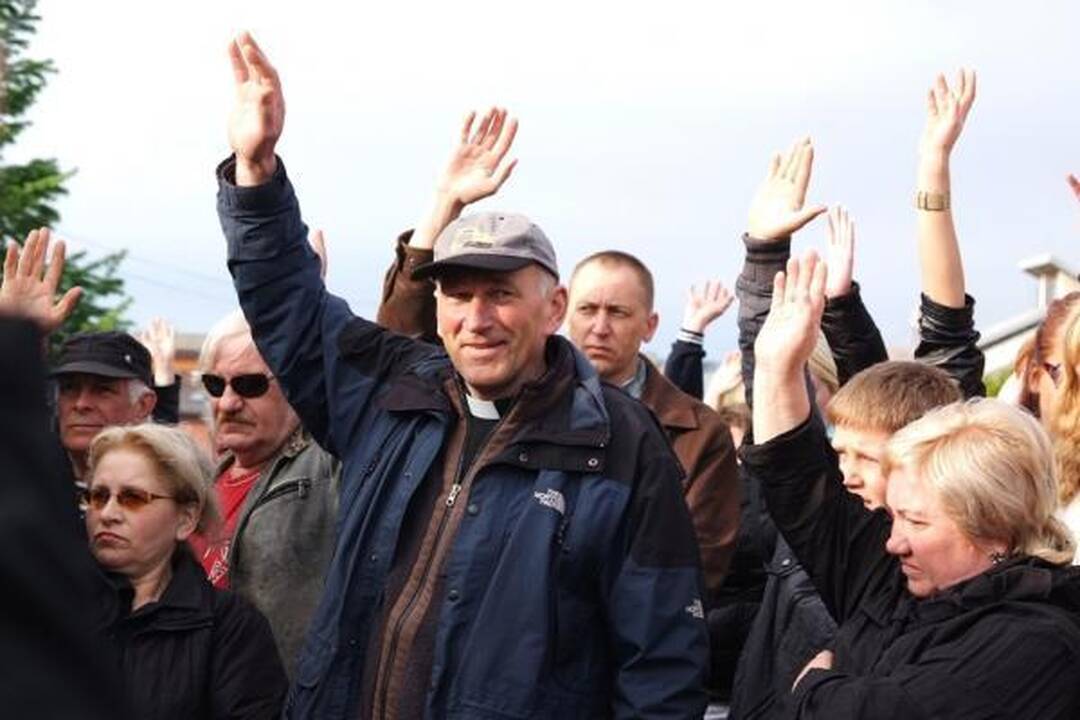 Net ir po teismo sprendimo protestuotojai liks prie Venckų namų 