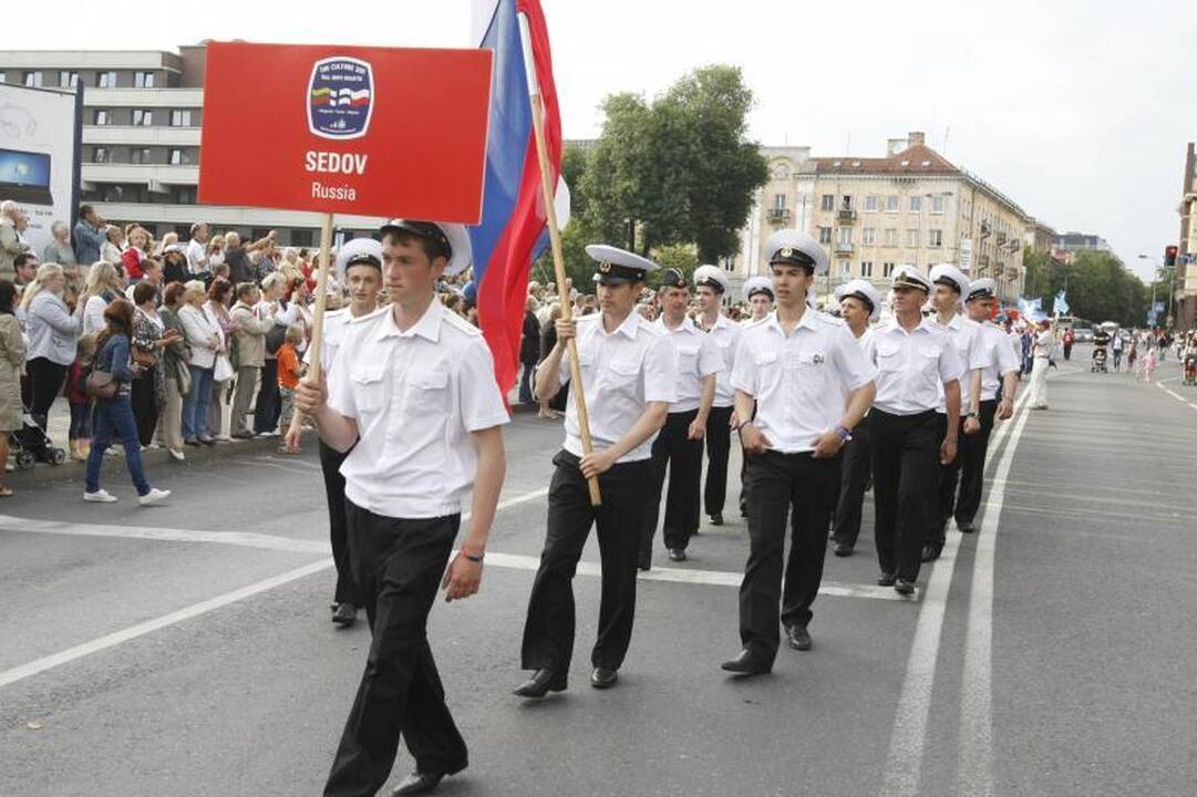 Klaipėdiečius džiugino burlaivių įgulų eisena (renginių programa)