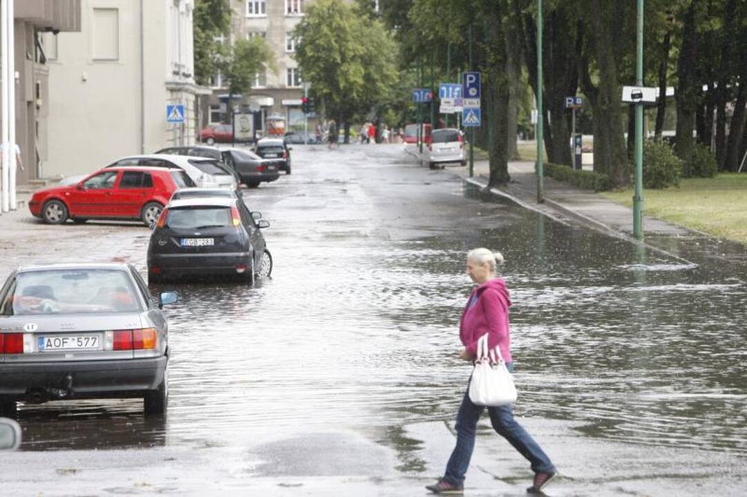 Klaipėdoje po kelias minutes trukusios liūties vėl patvino gatvės
