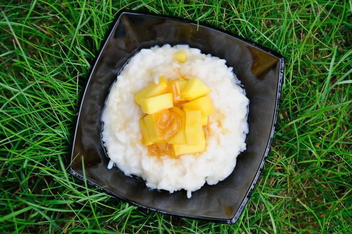 Kokosų piene virti ryžiai  su mangu ir medumi (receptas)