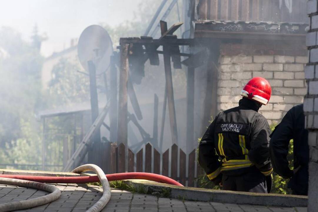 Žaliakalnyje liepsnojo medinis gyvenamasis namas (papildyta)