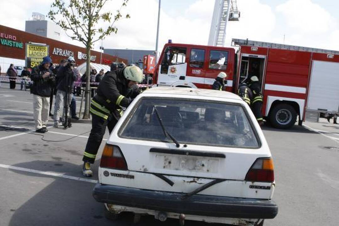 Ugniagesiai iš suknežinto automobilio „laisvino“ Deivį
