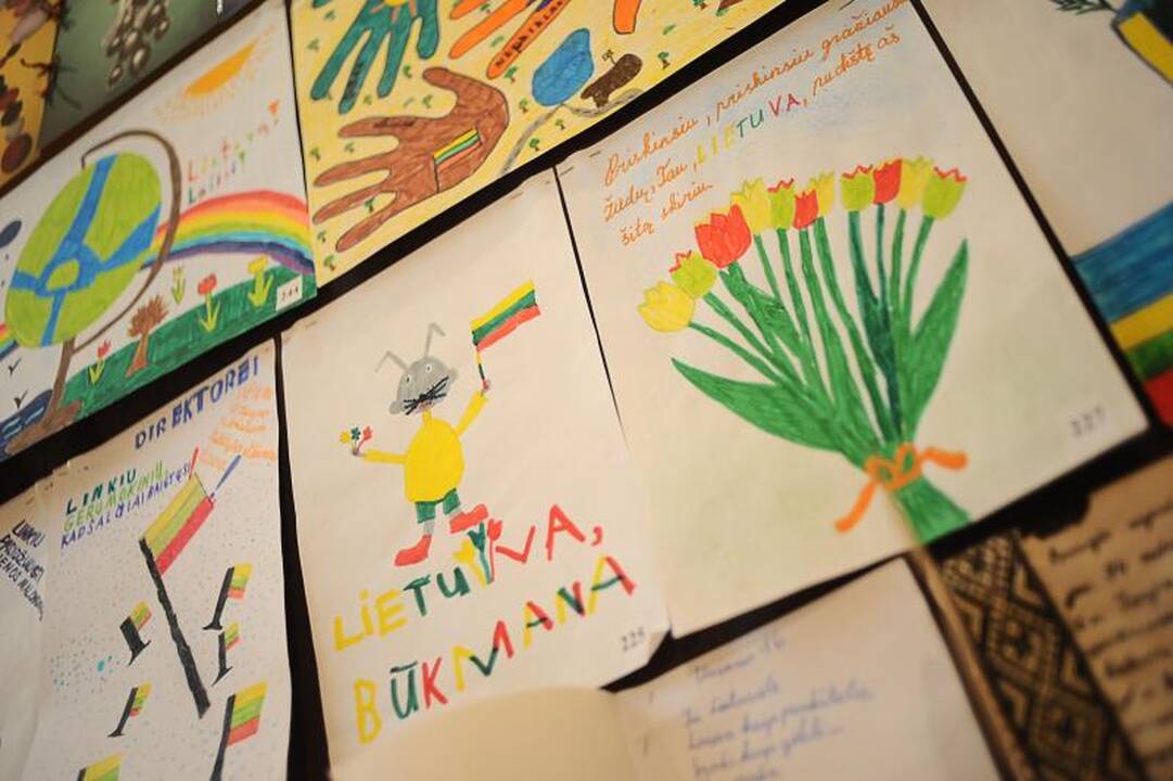 Istorinėje prezidentūroje vaikai sveikino mamą, tėtį ir D.Grybauskaitę