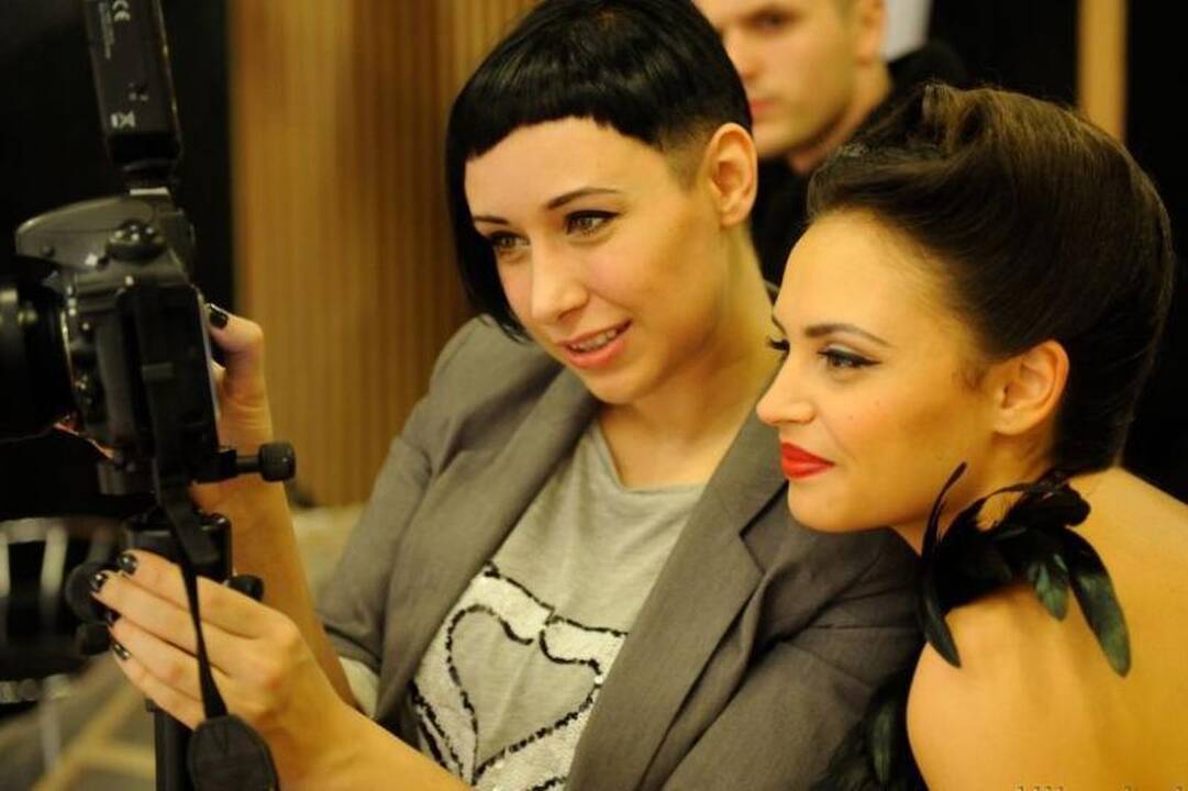 „Pinup Girls“ dalinasi albumo fotosesijos užkulisiais