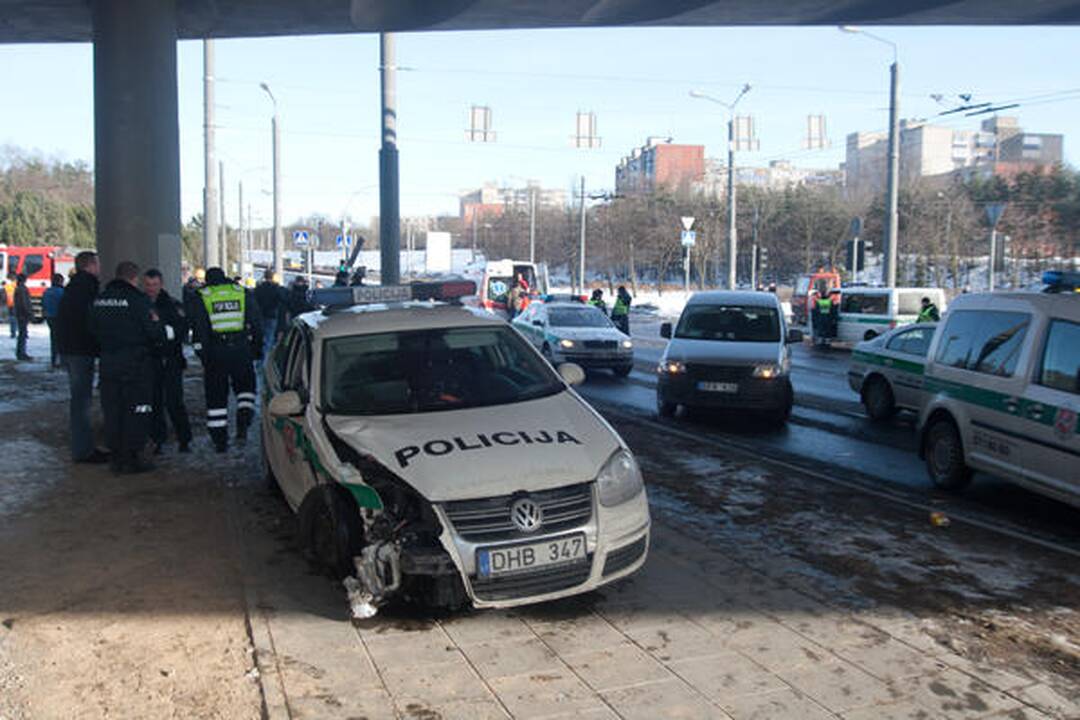 Vilniuje skubėdamas į gaisrą į avariją pateko policijos ekipažas (papildyta)