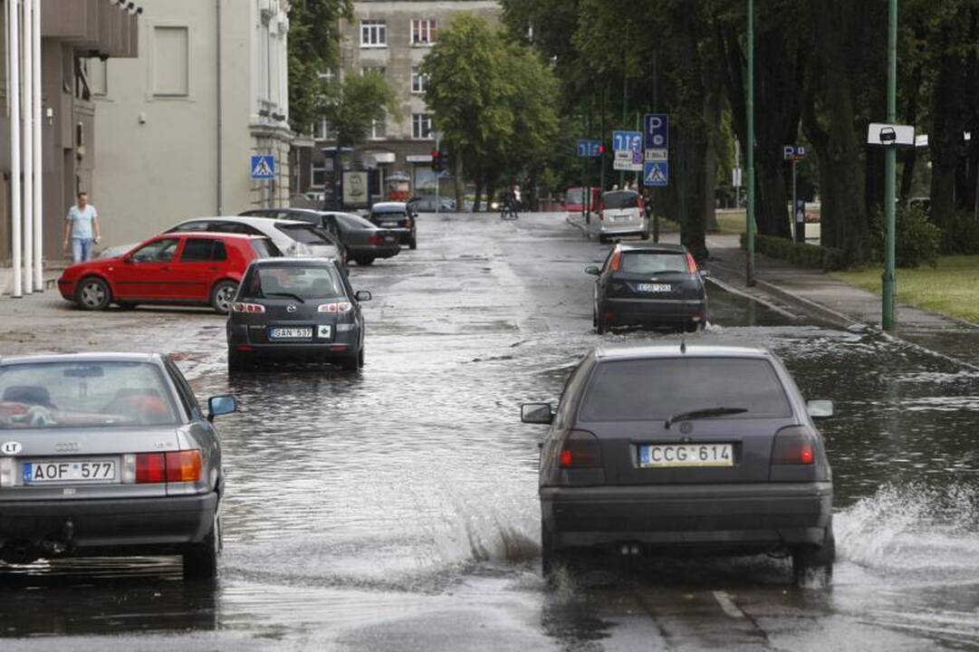 Klaipėdoje po kelias minutes trukusios liūties vėl patvino gatvės