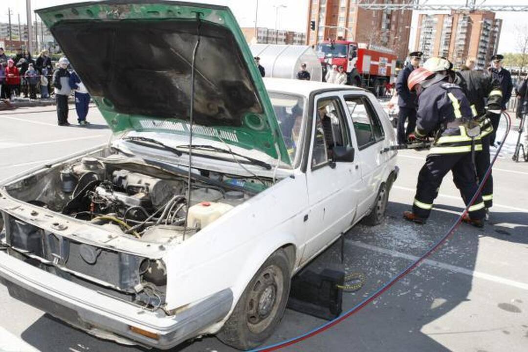 Ugniagesiai iš suknežinto automobilio „laisvino“ Deivį