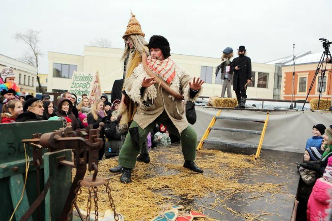 Žiemą lauk varę klaipėdiečiai vos tilpo Teatro aikštėje