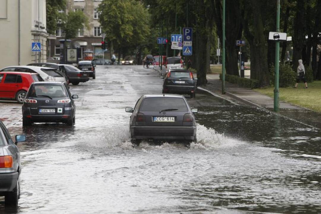 Klaipėdoje po kelias minutes trukusios liūties vėl patvino gatvės