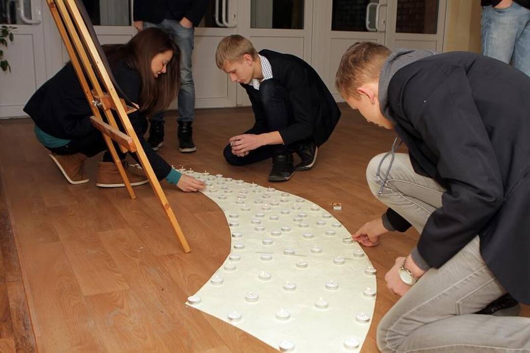 Klaipėdos mokyklų languose ryte sušvito žvakutės 