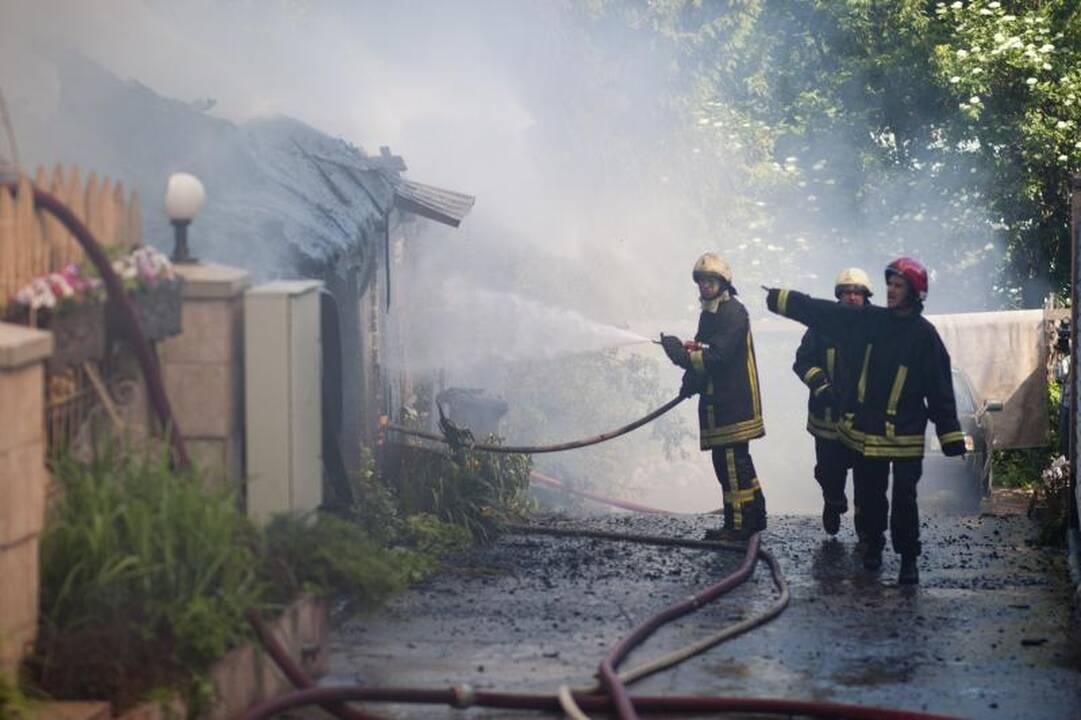 Žaliakalnyje liepsnojo medinis gyvenamasis namas (papildyta)