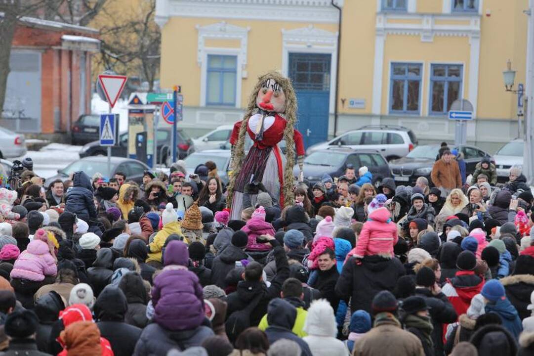 Žiemą lauk varę klaipėdiečiai vos tilpo Teatro aikštėje
