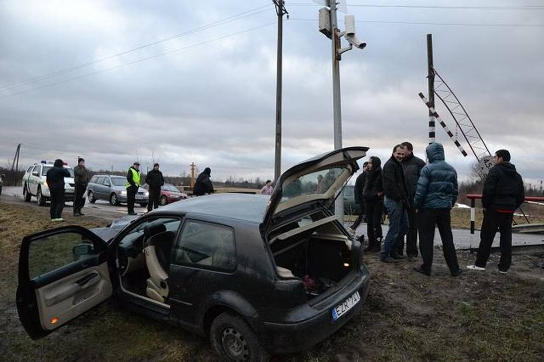 Girtas vairuotojas prie Neveronių geležinkelio pervažos nuvertė stulpą
