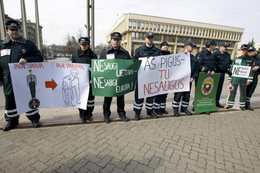 Prie valdžios įstaigų protestuoja pareigūnai (papildyta 15.10 val.)