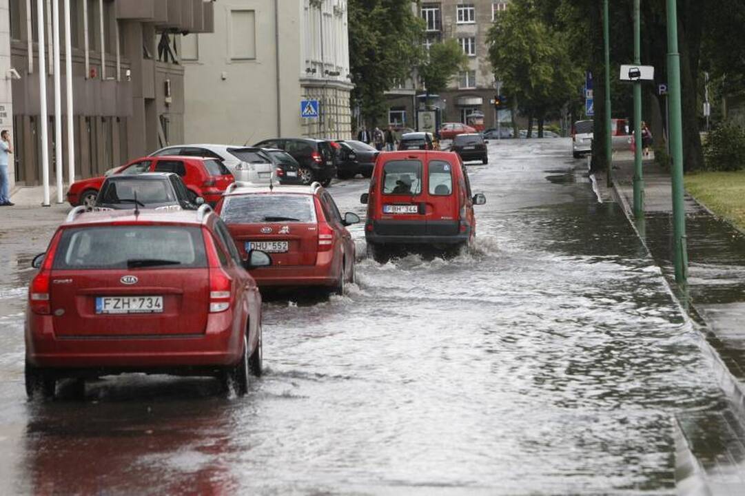 Klaipėdoje po kelias minutes trukusios liūties vėl patvino gatvės