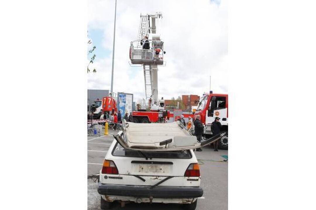 Ugniagesiai iš suknežinto automobilio „laisvino“ Deivį