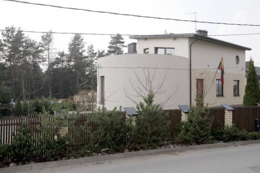 J.Pinskaus prašoma nugriauti sudegusią pirtelę (patikslinta)