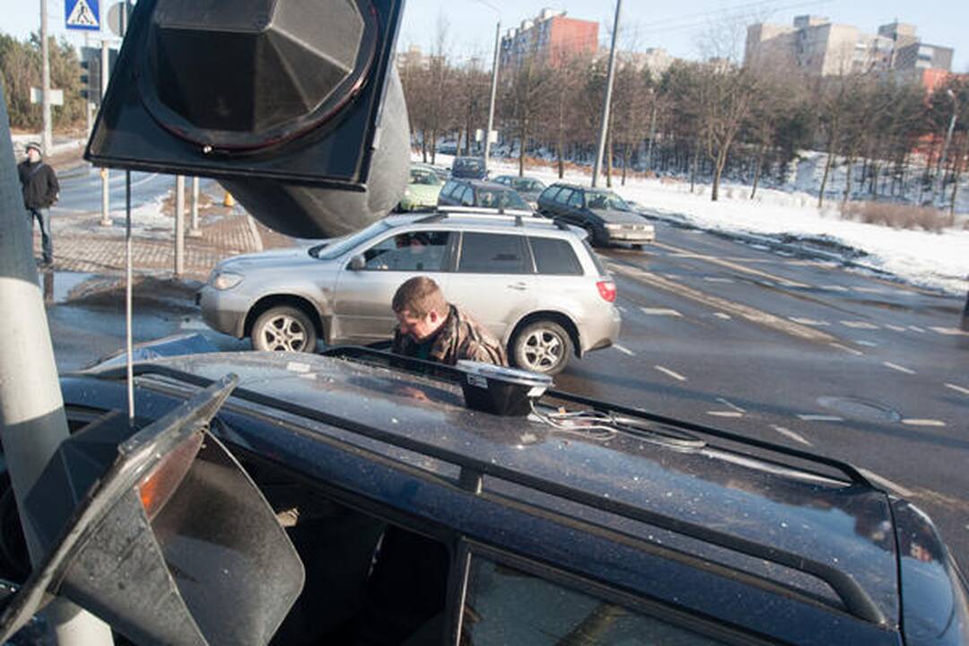 Vilniuje skubėdamas į gaisrą į avariją pateko policijos ekipažas (papildyta)