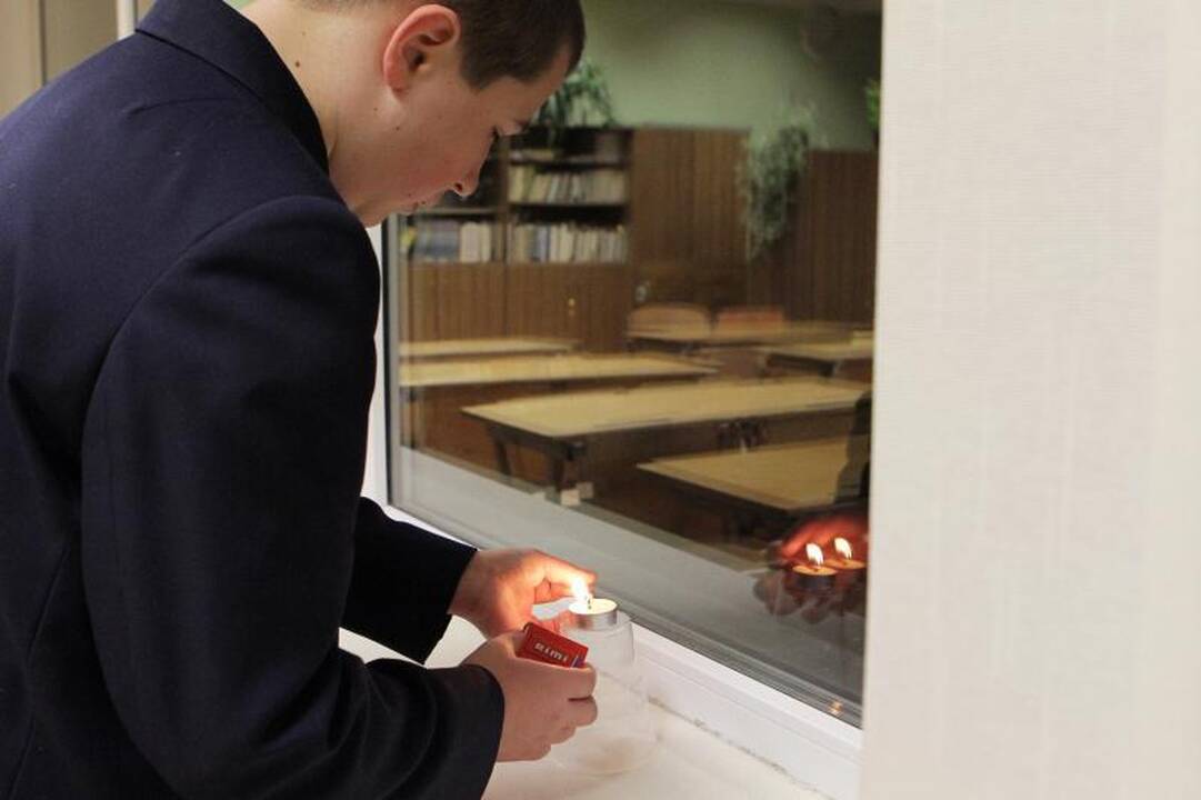 Klaipėdos mokyklų languose ryte sušvito žvakutės 