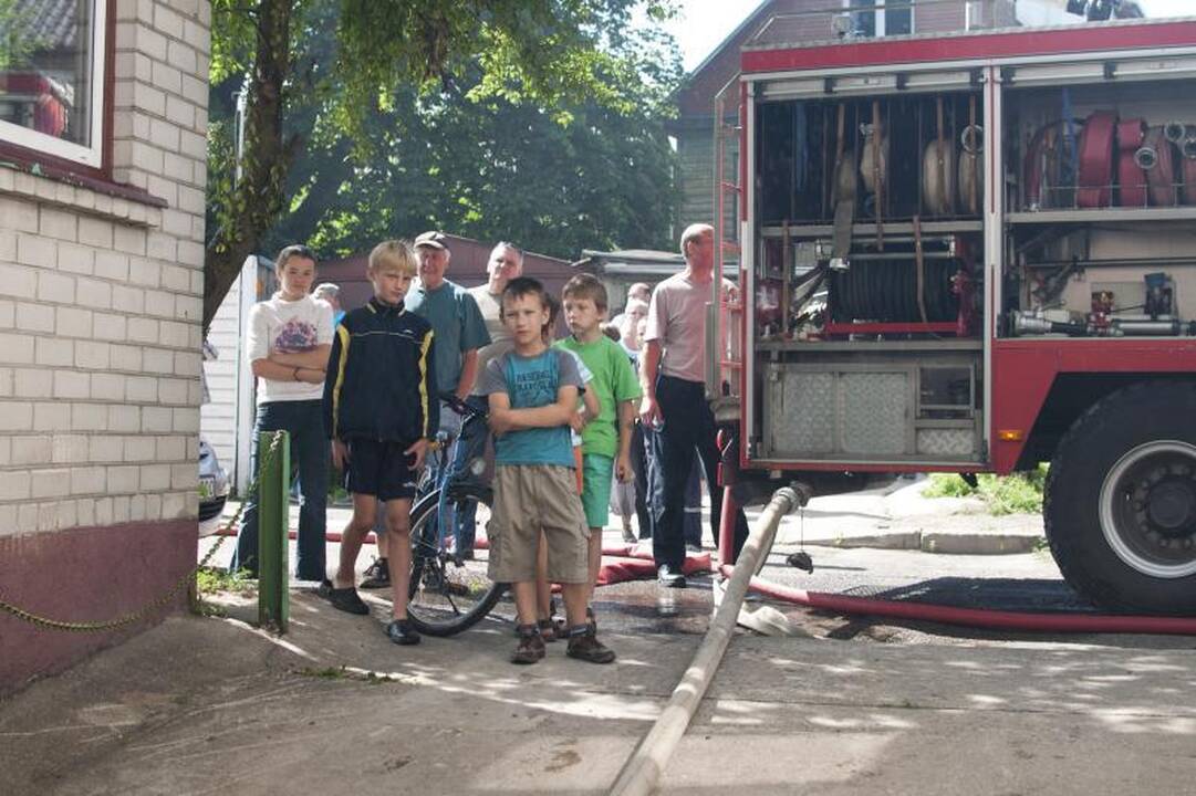 Žaliakalnyje liepsnojo medinis gyvenamasis namas (papildyta)