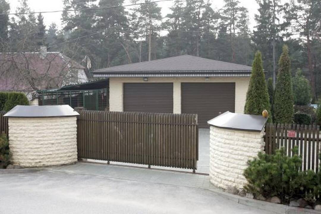 J.Pinskaus prašoma nugriauti sudegusią pirtelę (patikslinta)