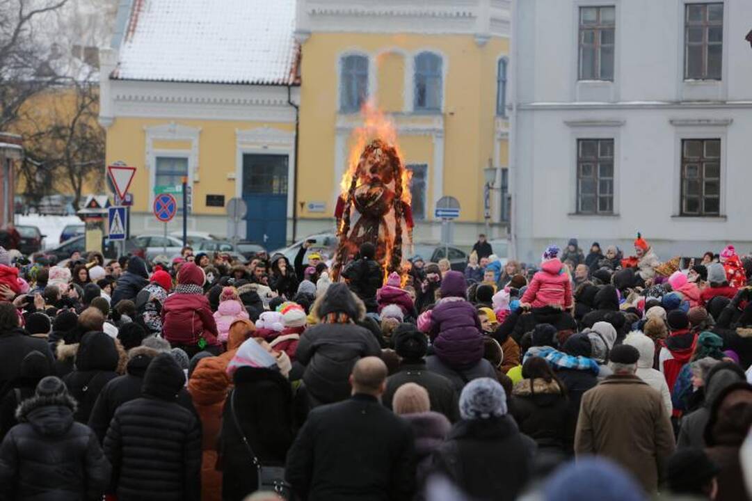 Žiemą lauk varę klaipėdiečiai vos tilpo Teatro aikštėje