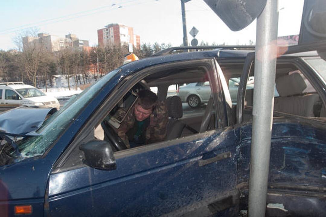 Vilniuje skubėdamas į gaisrą į avariją pateko policijos ekipažas (papildyta)