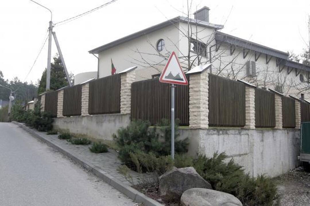 J.Pinskaus prašoma nugriauti sudegusią pirtelę (patikslinta)
