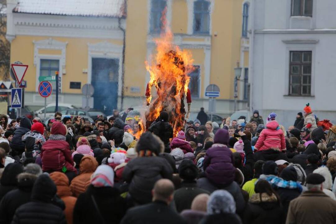 Žiemą lauk varę klaipėdiečiai vos tilpo Teatro aikštėje