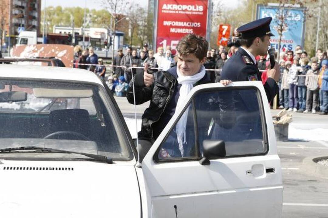 Ugniagesiai iš suknežinto automobilio „laisvino“ Deivį