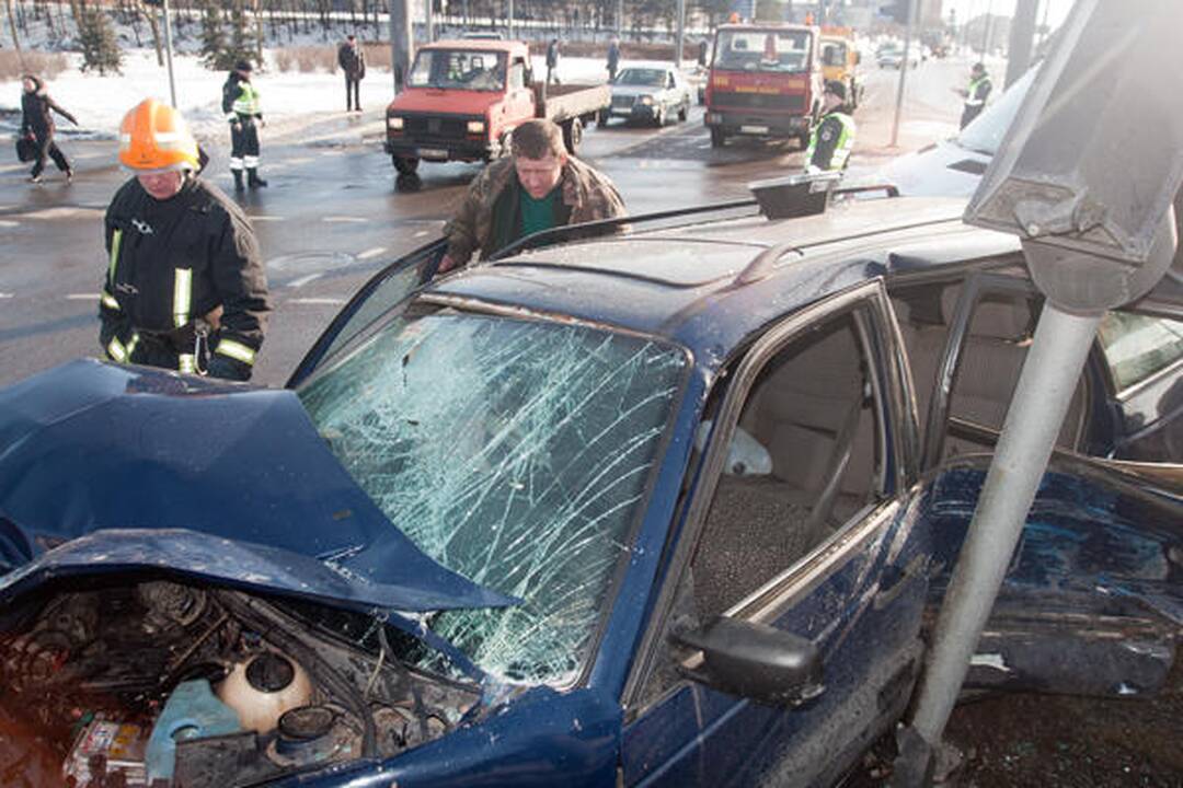 Vilniuje skubėdamas į gaisrą į avariją pateko policijos ekipažas (papildyta)