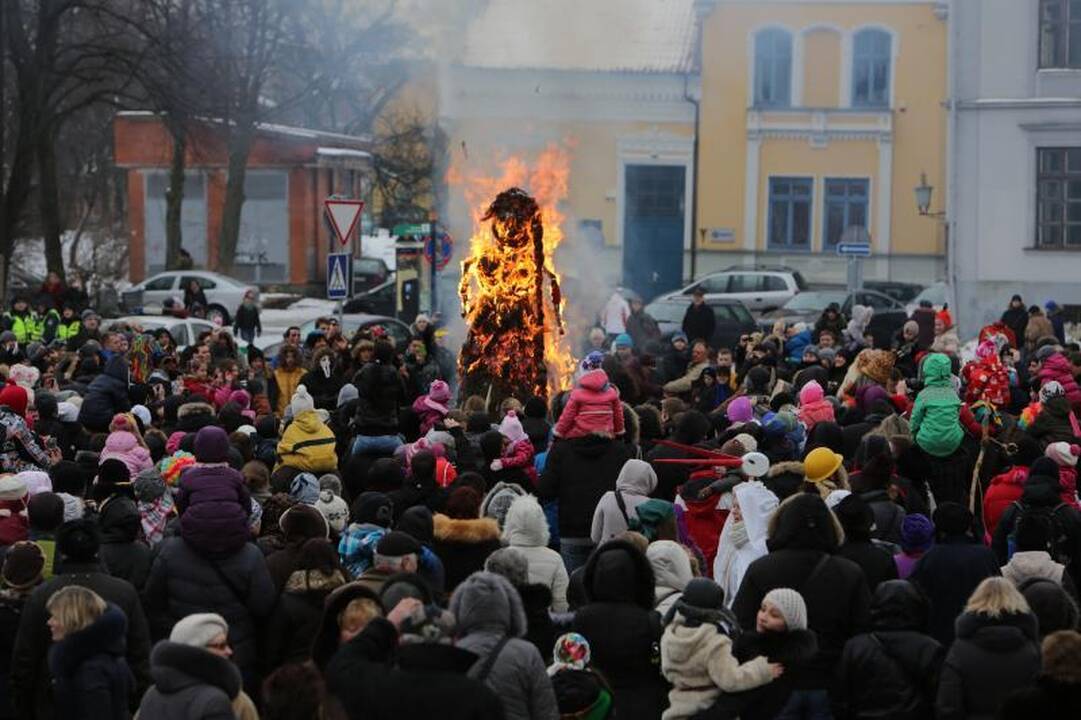 Žiemą lauk varę klaipėdiečiai vos tilpo Teatro aikštėje