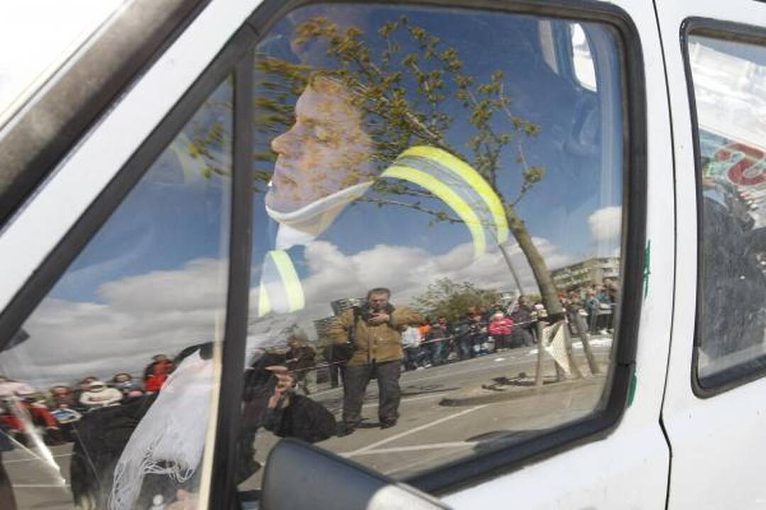 Ugniagesiai iš suknežinto automobilio „laisvino“ Deivį