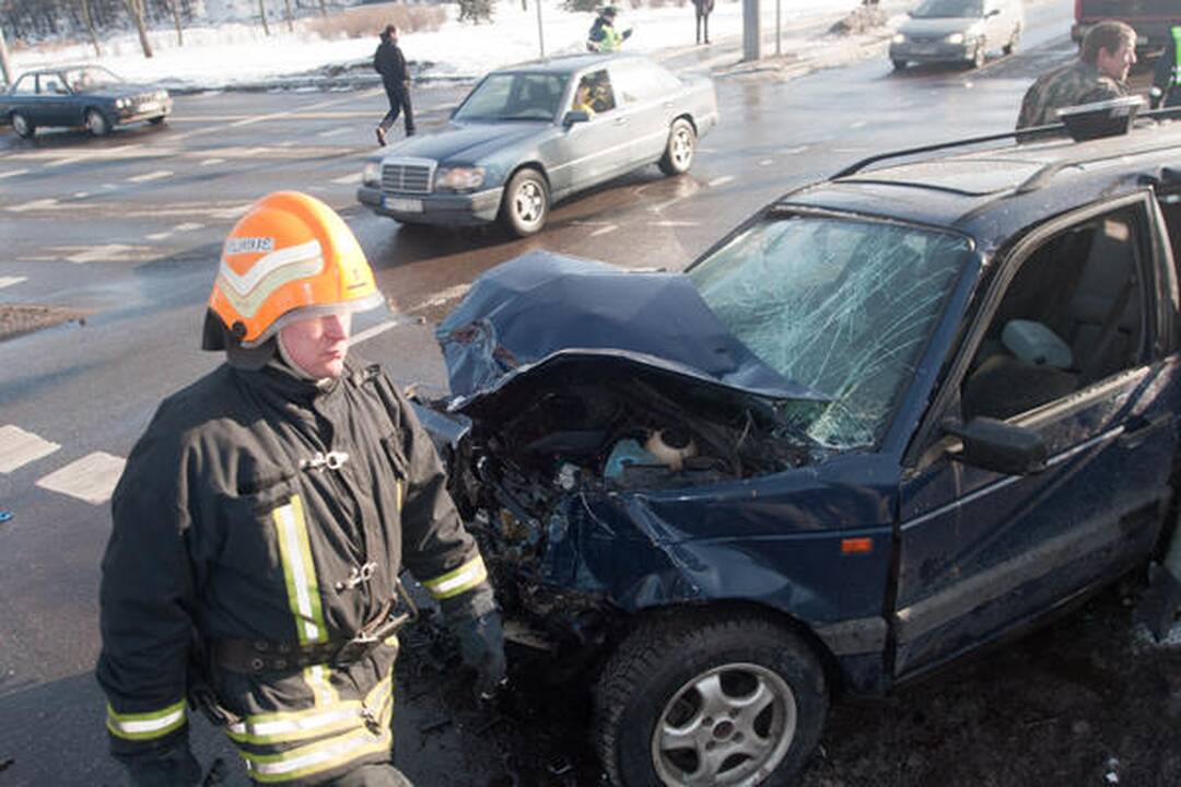 Vilniuje skubėdamas į gaisrą į avariją pateko policijos ekipažas (papildyta)