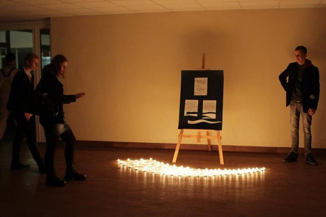 Klaipėdos mokyklų languose ryte sušvito žvakutės 