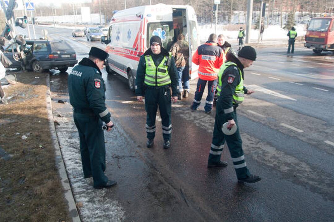 Vilniuje skubėdamas į gaisrą į avariją pateko policijos ekipažas (papildyta)